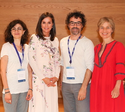 Su Majestad la Reina junto a un grupo de investigadores